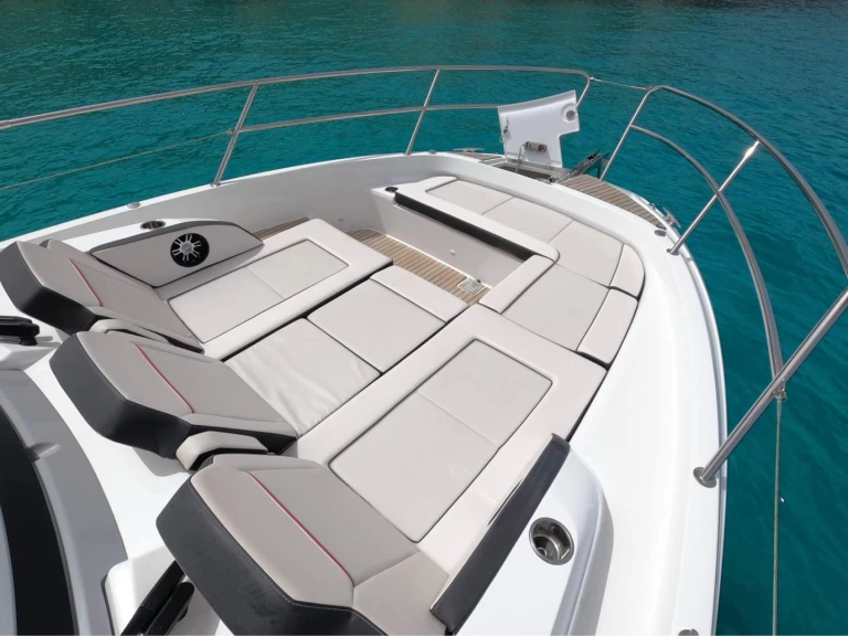 Motorboat rental with or without captain Jeanneau St. Julian's