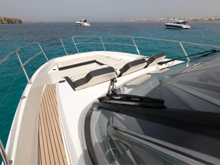 Bareboat Rental Motorboat Jeanneau with a boat licence