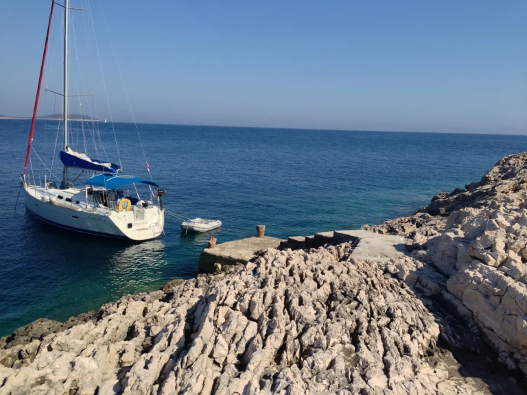 Bénéteau Oceanis 373 in Vis on SamBoat