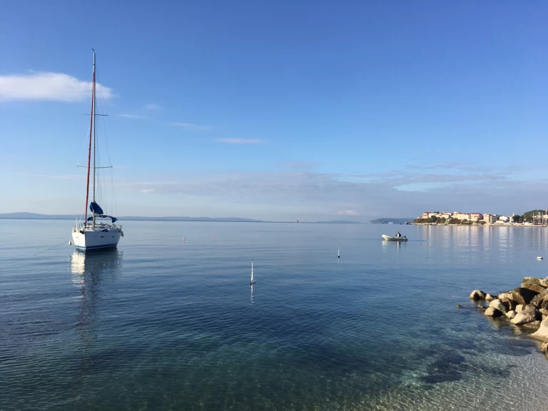 Rent a Bénéteau Oceanis 373 Vis
