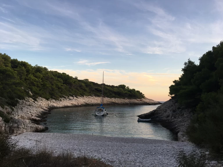 Yacht charter Vis cheap Oceanis 373