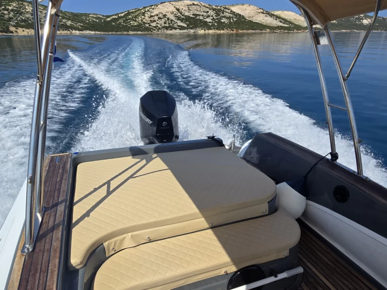 WBI Razor 900 in Novalja on SamBoat