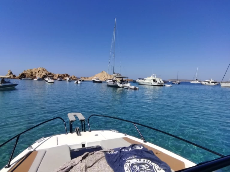 Bareboat Rental Motorboat Bénéteau with a boat licence