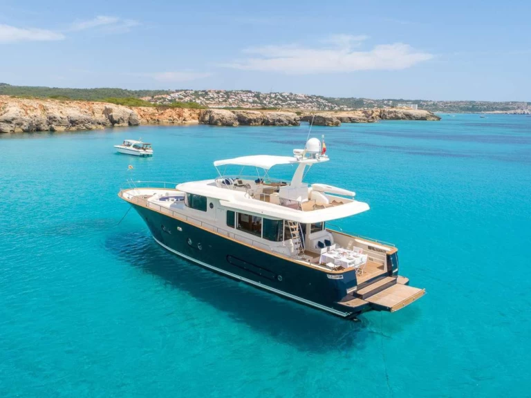 Bareboat Rental Luxury Yacht NAVETTA with a boat licence