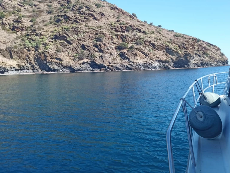 Bareboat Rental Motorboat Arcoa with a boat licence