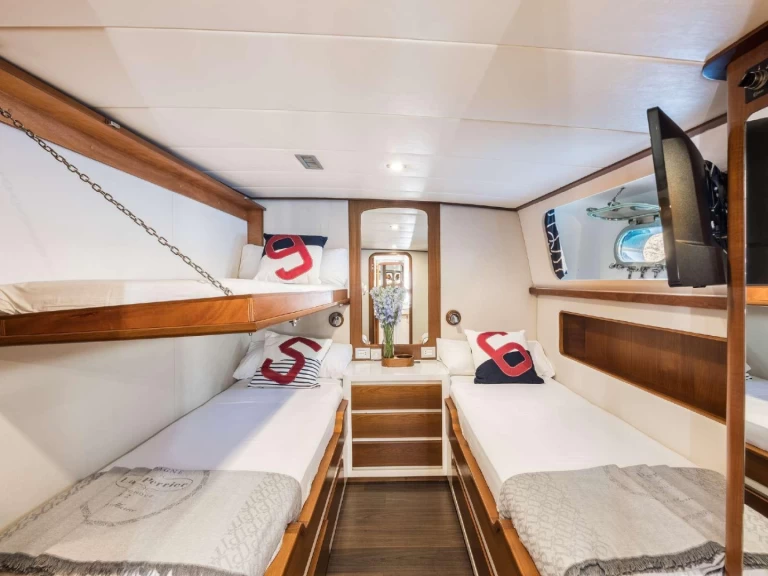 Bareboat Rental Luxury Yacht Lagoon with a boat licence