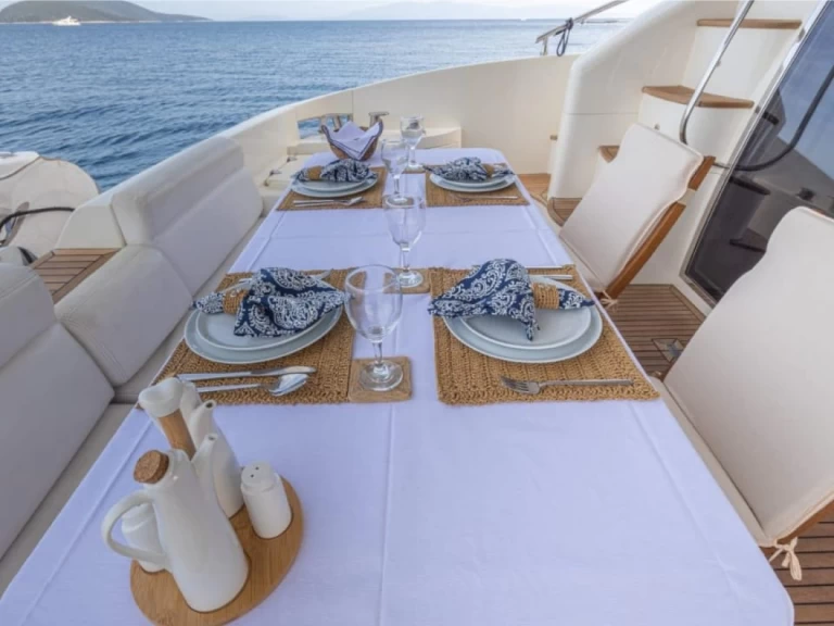 Bareboat Rental Luxury Yacht Azimut-55 with a boat licence