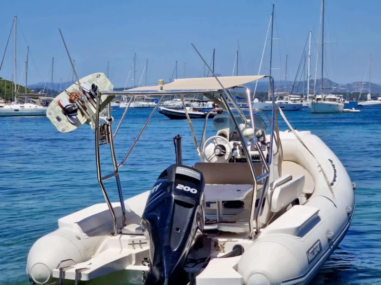 Valiant Valiant 685 Classic Hypalon charter bareboat or captained in  Hyères
