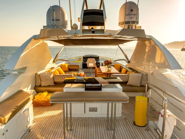 Rent a Peri Yachts Quantum Cannes