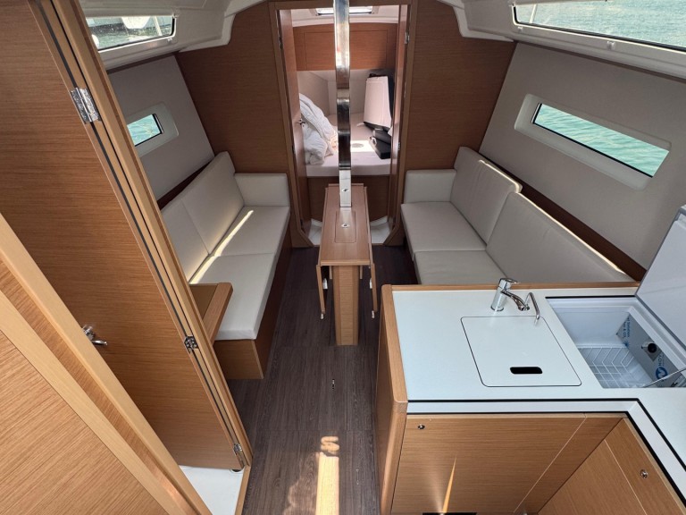 Jeanneau Sun Odyssey 350 in Nettuno on SamBoat