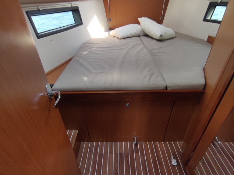 Rent a Bavaria Bavaria C42 Alimos