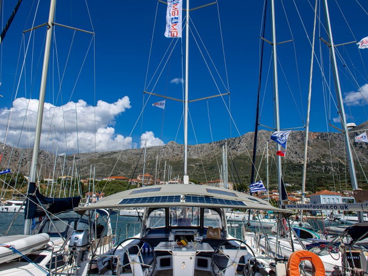 Yacht charter Lefkáda cheap Oceanis 51.1