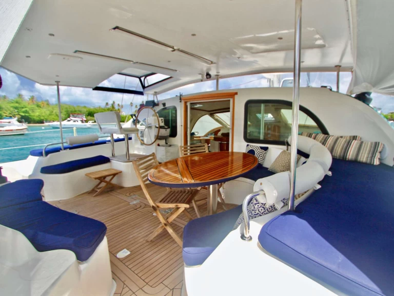 Bareboat Rental Luxury Yacht PRIVILEGE ALLIAURA MARINE GROUP with a boat licence