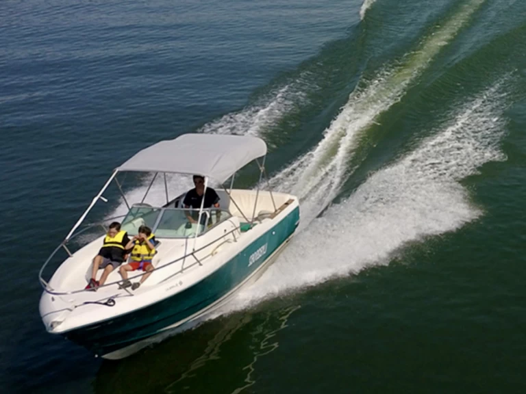 Motorboat for rent Larmor-Plage at the best price