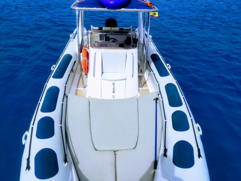 Bareboat Rental Motorboat Astec with a boat licence