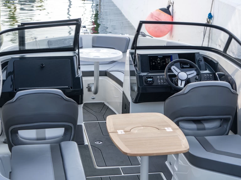 Yacht charter Puerto Banús cheap bayliner v20