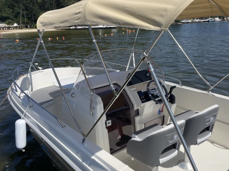 Bareboat Rental Motorboat Pacific Craft with a boat licence