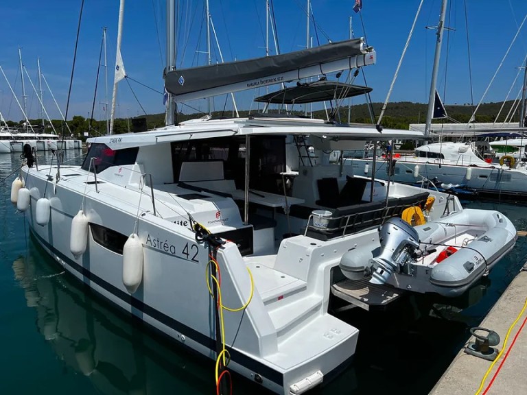 Catamaran rental in Pula - Fountaine Pajot Astrea 42
