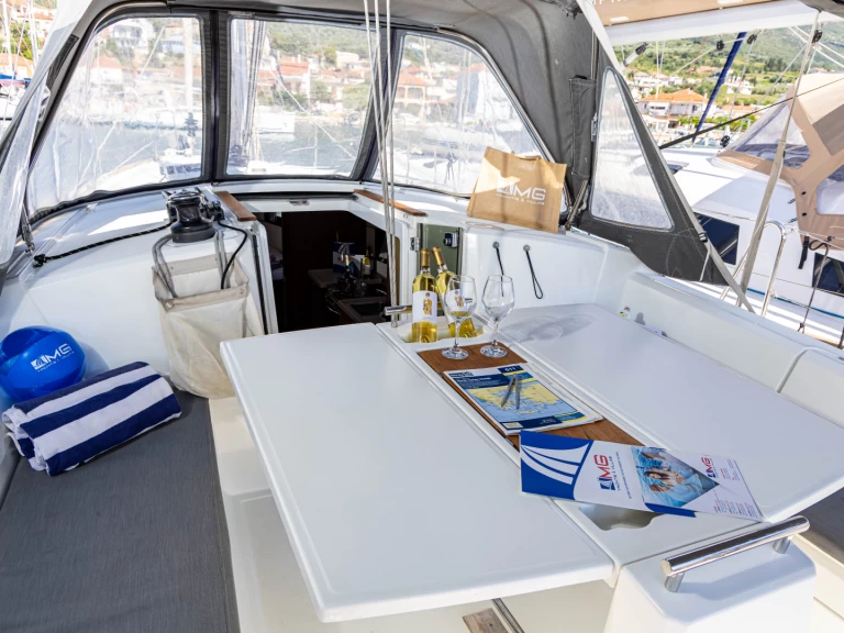 Sailboat rental with or without captain Bénéteau Pálairos