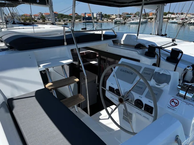 Catamaran rental in Pula - Fountaine Pajot Astrea 42