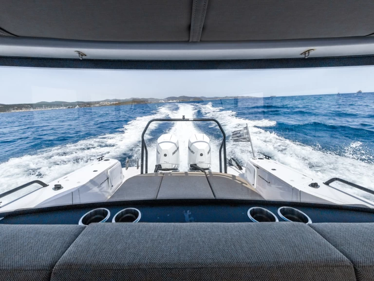 Axopar Axopar 37 XC Cross Cabin in Lávrio on SamBoat