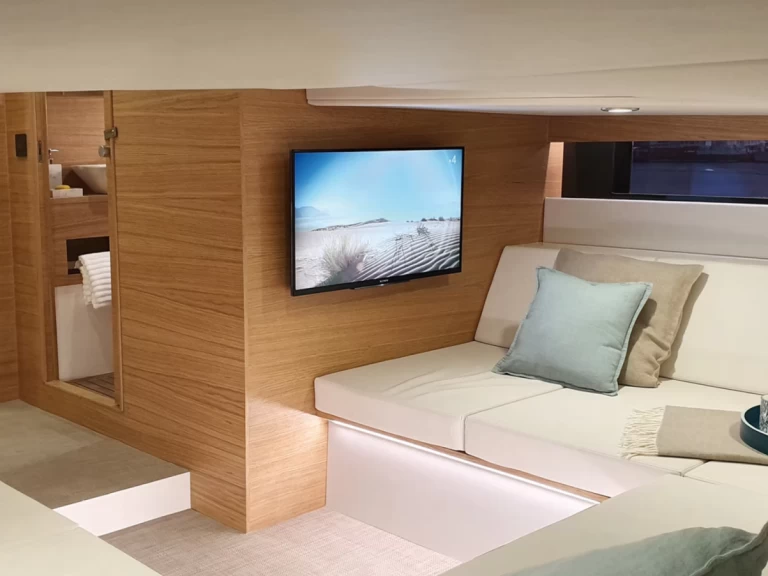 Rent a DEANTONIO YACHTS D42 Dénia