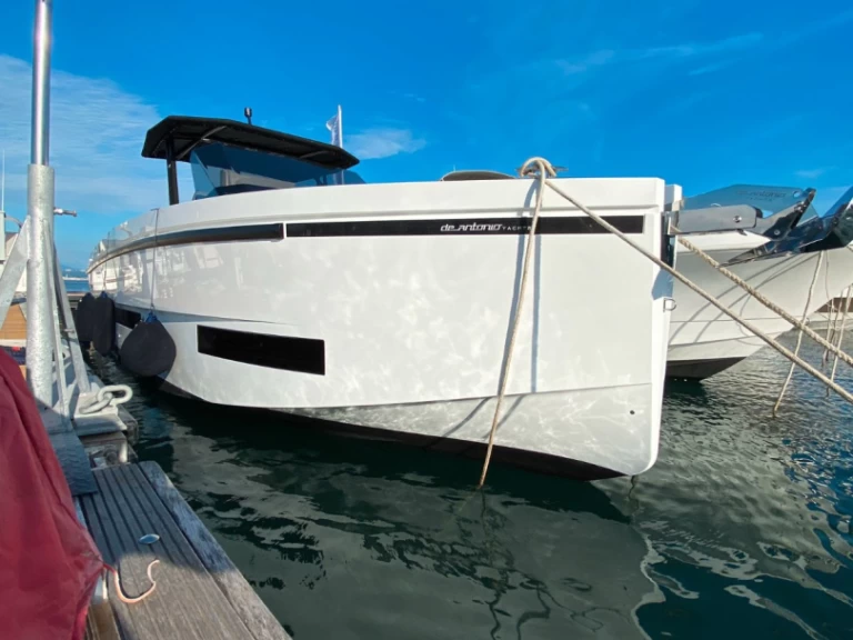 Bareboat Rental Motorboat De Antonio with a boat licence