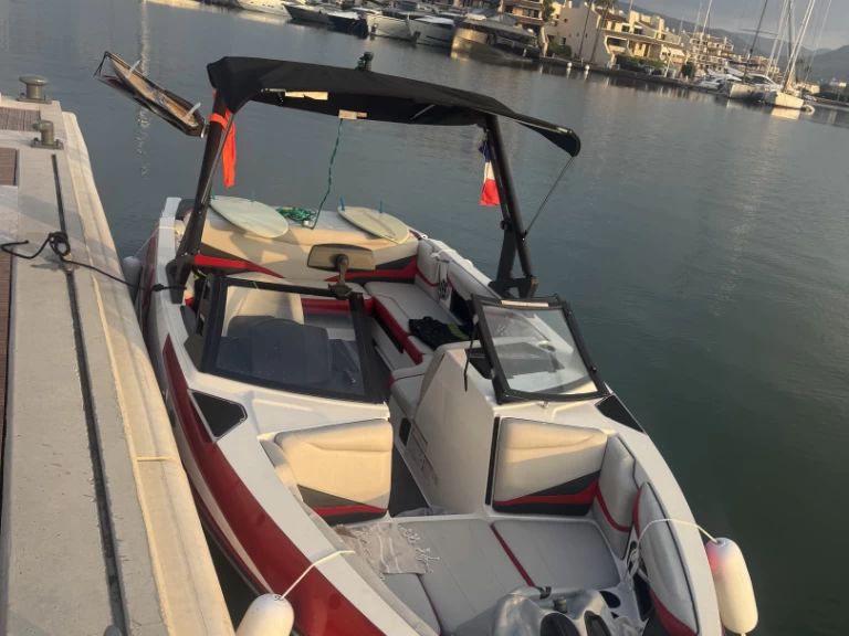 Malibu AXIS T22 in Port des Marines de Cogolin on SamBoat