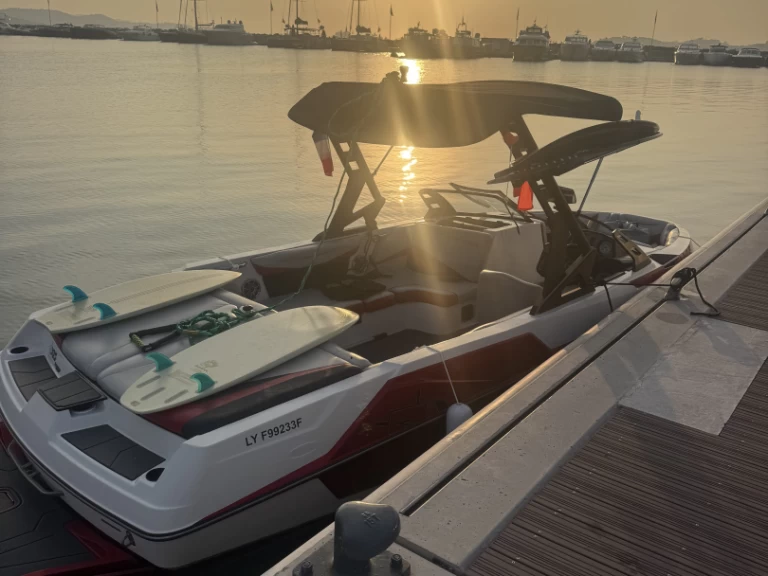 Rent a Malibu AXIS T22 Port des Marines de Cogolin