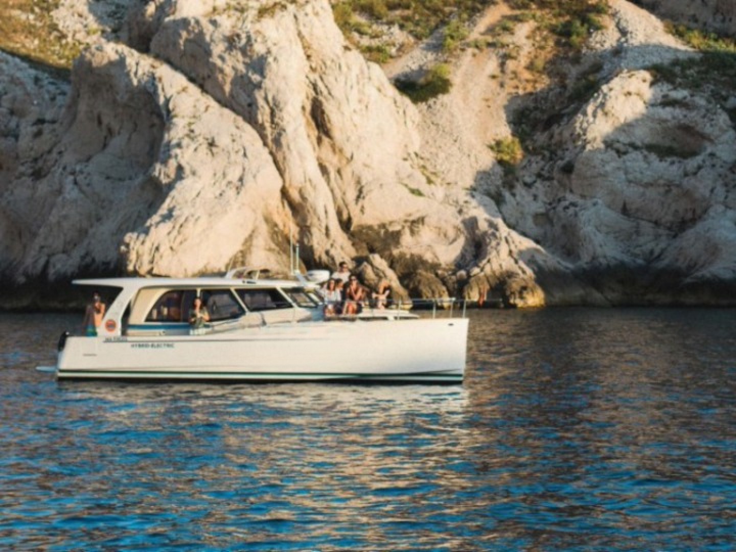 マリリン！！ Rent a Motorboat Greenline 33 in Marsylia (Eco-Calanques) | SamBoat