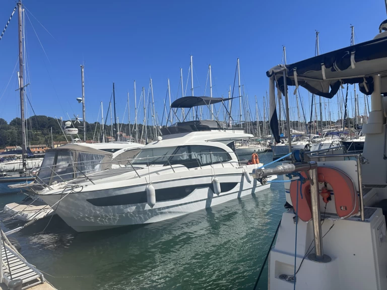 Rent a Bénéteau Antares 11.20 Fly Saint-Mandrier-sur-Mer