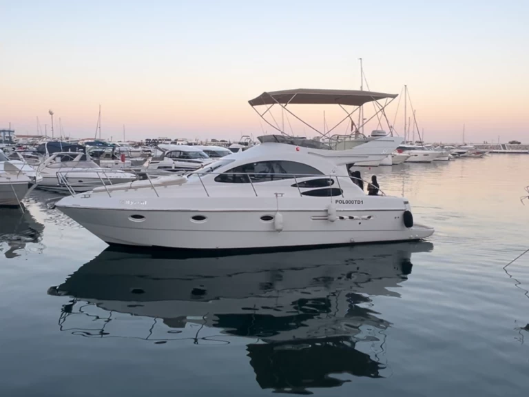 Motorboat rental with or without captain Azimut Puerto Banús