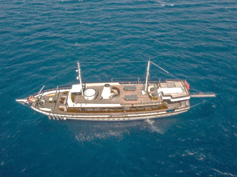 Bareboat Rental Luxury Yacht Custom Made with a boat licence