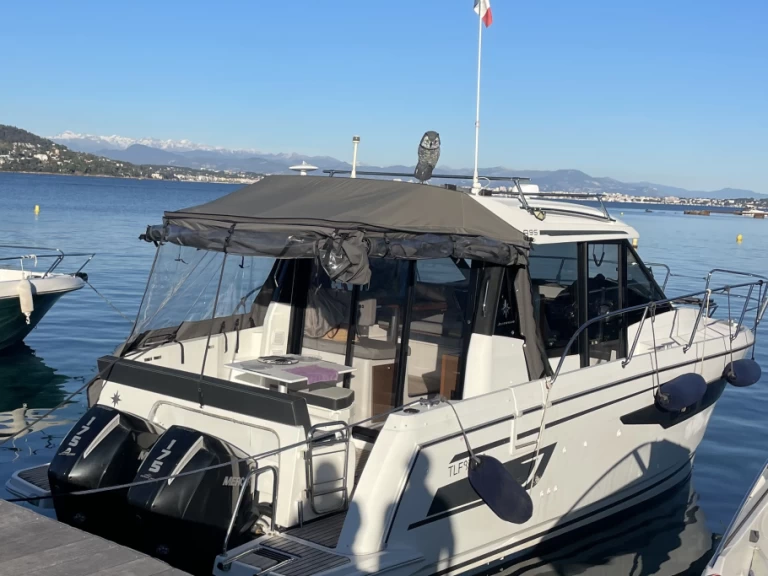 Jeanneau Merry Fisher 895 Cruiser in Mandelieu-la-Napoule on SamBoat