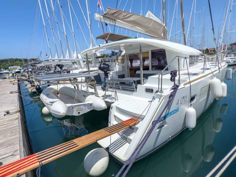Catamaran rental in Pula - Lagoon Lagoon 400 S2