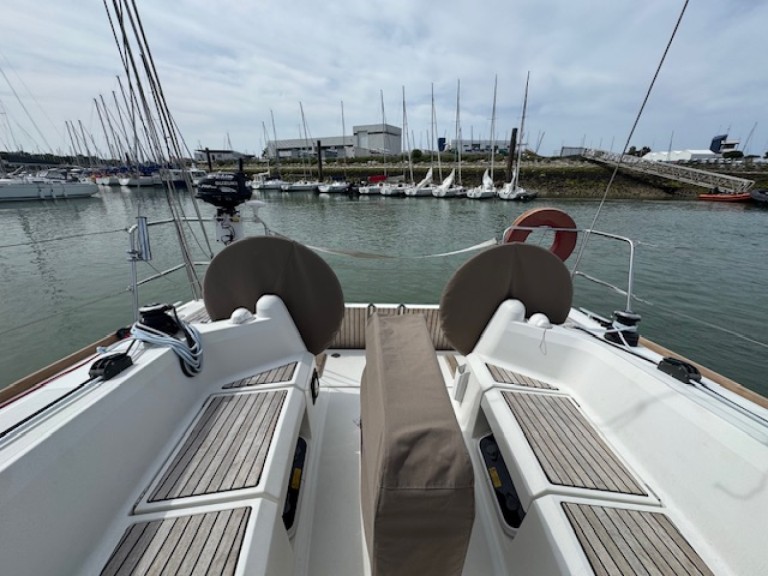 Boat rental SUN ODYSSEY 349 QR 2016 SUN ODYSSEY 349 QR 2016 in La Rochelle on Samboat