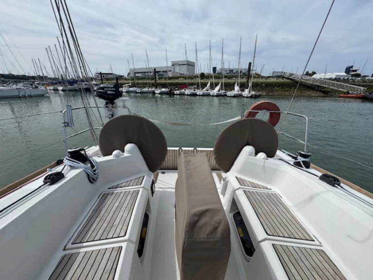 Boat rental SUN ODYSSEY 349 QR 2016 SUN ODYSSEY 349 QR 2016 in La Rochelle on Samboat