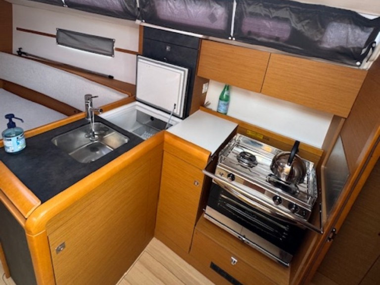 Rent a SUN ODYSSEY 349 QR 2016 SUN ODYSSEY 349 QR 2016 La Rochelle