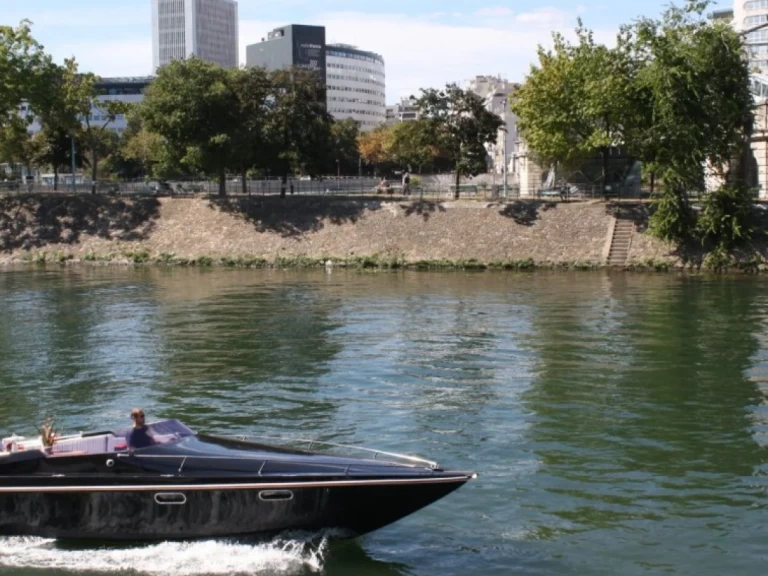 Motorboat for rent Paris at the best price