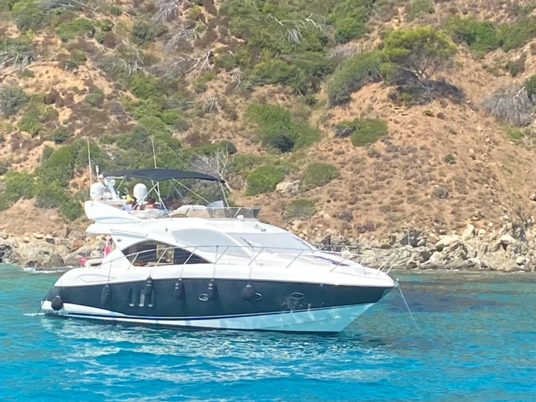 Luxury Yacht rental in Port Fréjus - Sunseeker Manhattan 52