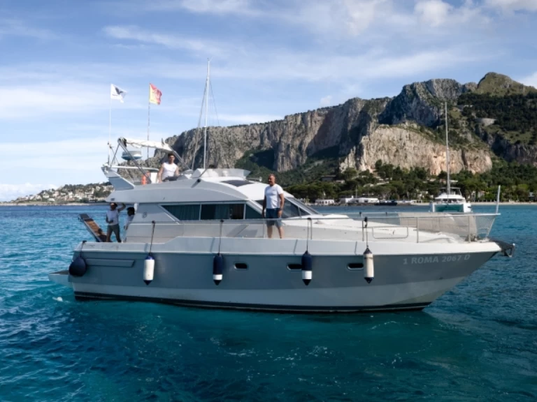 Rent a Mochi Craft Mochi Craft 42 Fly La Cala (porto Palermo)