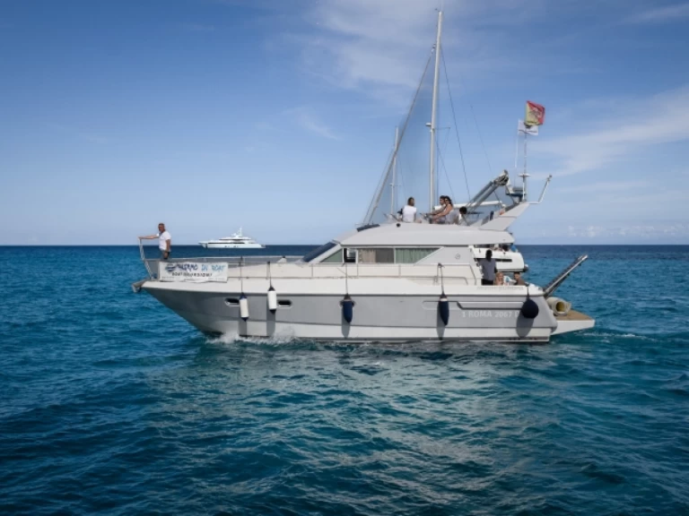 Yacht charter La Cala (porto Palermo) cheap Mochi Craft 42 Fly