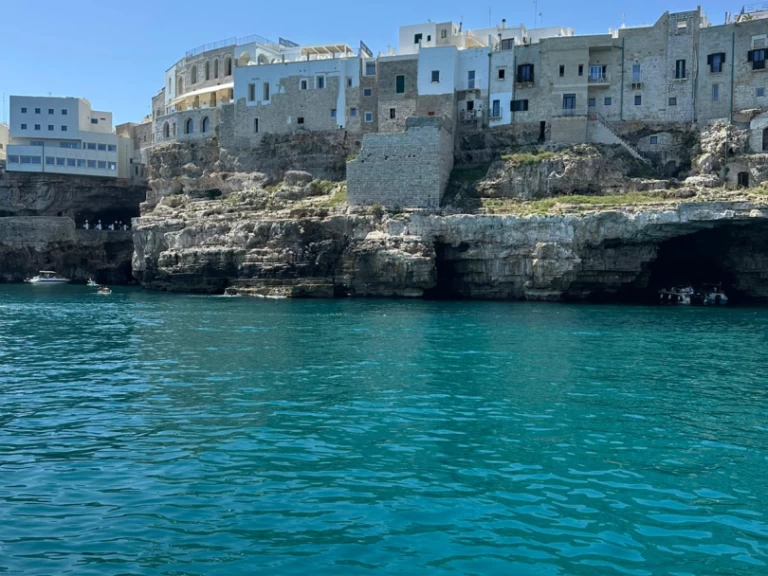 Motorboat for rent Polignano a Mare at the best price