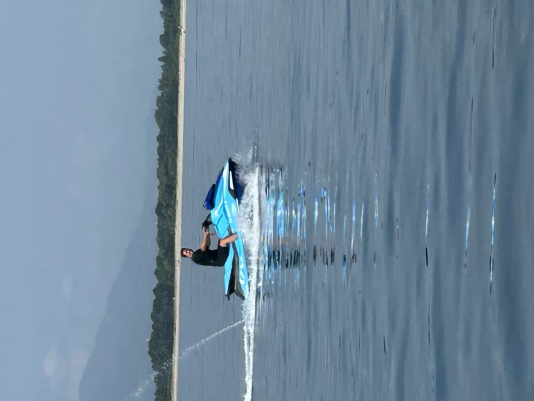 Yamaha VX DeLuxe charter bareboat or captained in  Saint-Cyprien