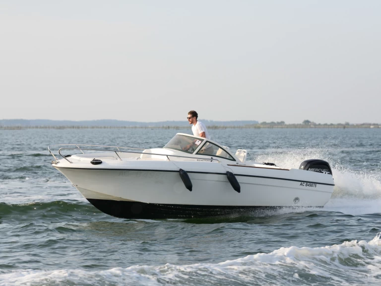 Bareboat Rental Motorboat Bénéteau with a boat licence