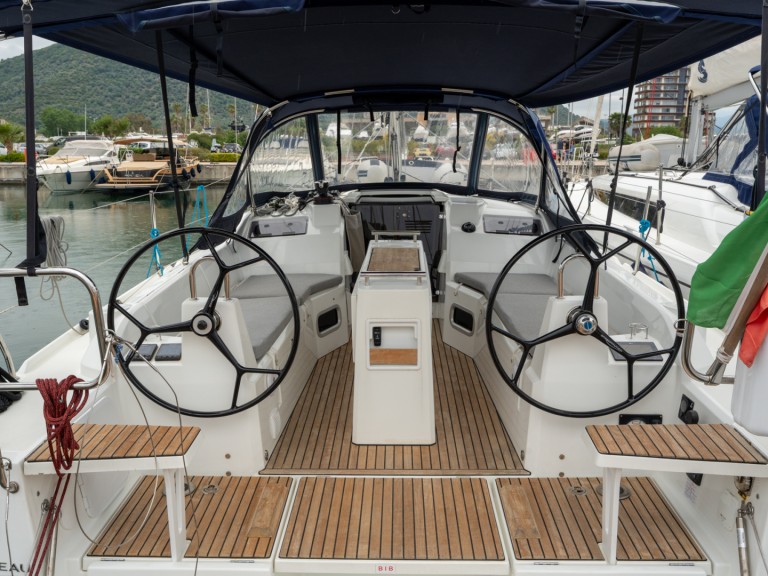 Rent a Bénéteau Oceanis 34.1 Salerno