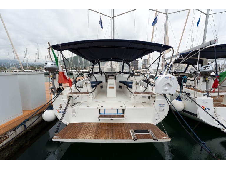 Sailboat rental in Salerno - Bénéteau Oceanis 37.1