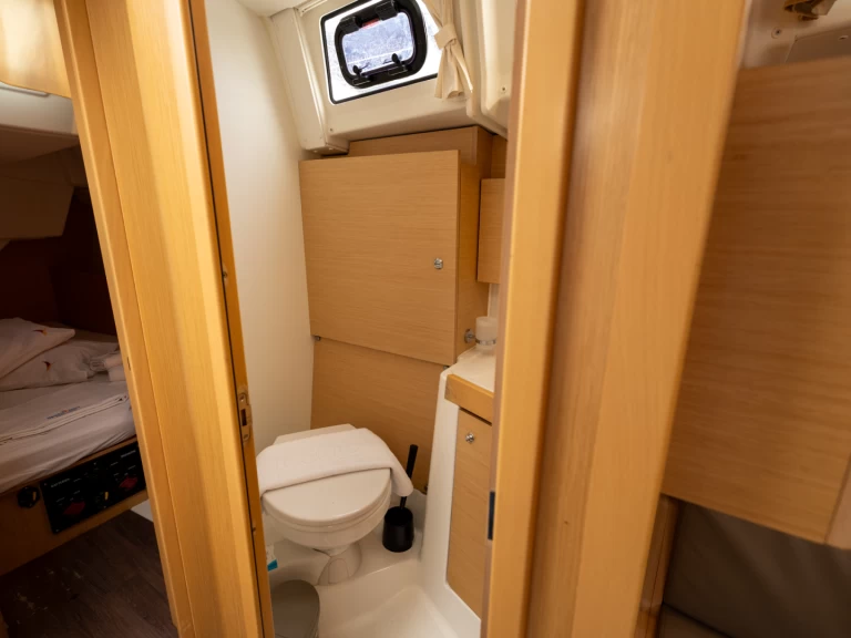 Rent a Bénéteau Oceanis 38.1 Salerno