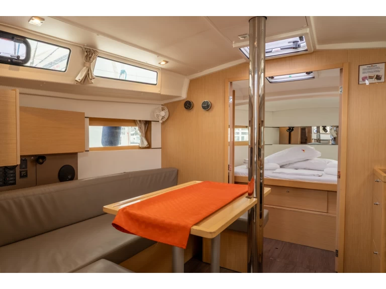 Sailboat rental in Salerno - Bénéteau Oceanis 38.1