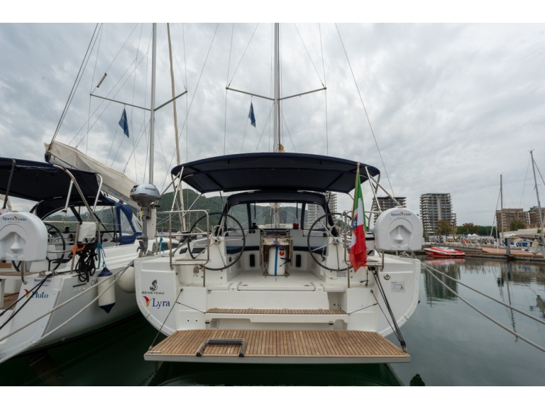 Bénéteau Oceanis 40.1 charter bareboat or captained in  Salerno